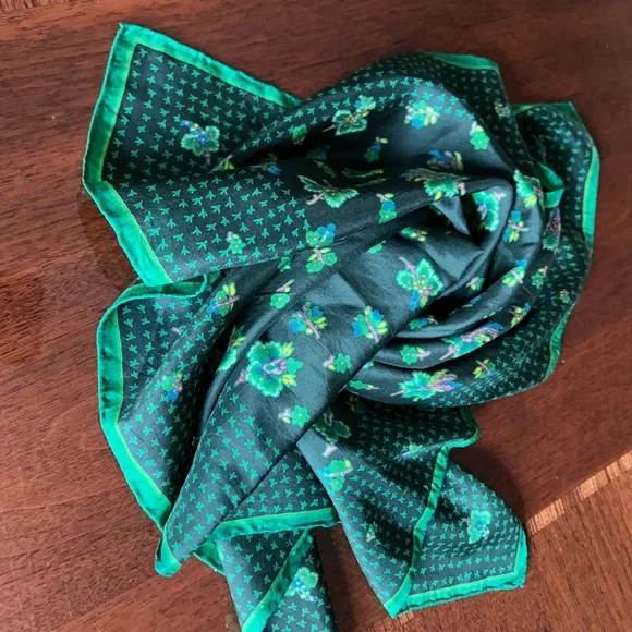 Emanuel Ungaro Black Silk Scarf with Green Floral Motif 22“ x 22“ - Picture 5 of 10